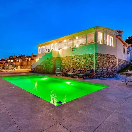 Marite - 4 Bed/ 2 Bath - Own Private Pool וילה פואנגירולה